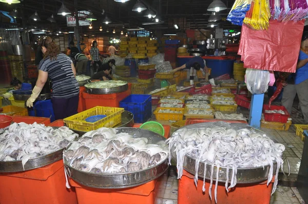 Ho Chi Minh City, Vietnam - 28 de noviembre de 2013: Un montón de pesquerías en tanques están esperando para comprar en el mercado mayorista de mariscos Binh Dien, el más grande de la ciudad de Ho Chi Minh, Vietnam — Foto de Stock