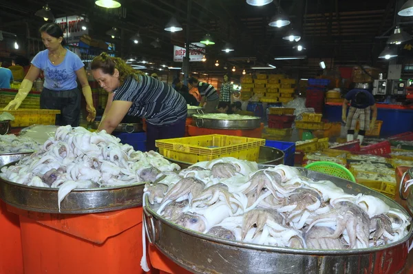 Ho Chi Minh City, Vietnam - Novembre 28, 2013: Un sacco di pesca in serbatoi sono in attesa per l'acquisto presso il mercato dei frutti di mare all'ingrosso Binh Dien, il più grande nella città di Ho Chi Minh, Vietnam — Foto Stock