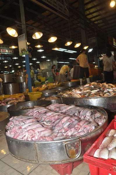 Ho Chi Minh City, Vietnam - 28 de noviembre de 2013: Un montón de pesquerías en tanques están esperando para comprar en el mercado mayorista de mariscos Binh Dien, el más grande de la ciudad de Ho Chi Minh, Vietnam — Foto de Stock