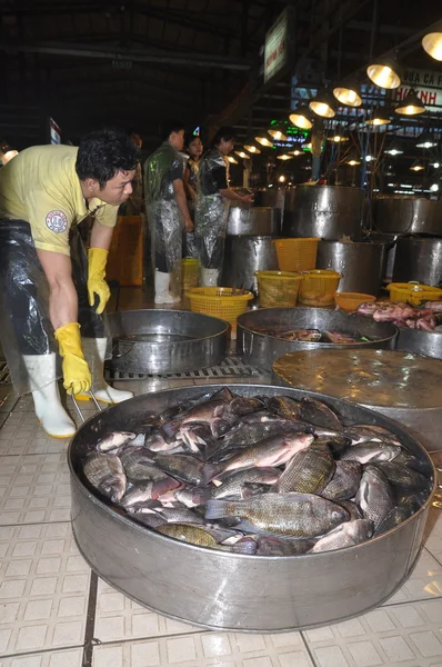 Хо Ши Мин, Вьетнам - 28 ноября 2013 г.: На оптовом рынке морепродуктов Binh Dien, крупнейшем в городе Хошимин, Вьетнам, большое количество рыбного промысла в резервуарах ждут своих покупателей — стоковое фото