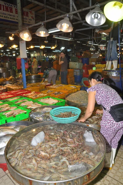 Ho Chi Minh City, Vietnam - 28 de noviembre de 2013: Un montón de pesquerías en tanques están esperando para comprar en el mercado mayorista de mariscos Binh Dien, el más grande de la ciudad de Ho Chi Minh, Vietnam —  Fotos de Stock