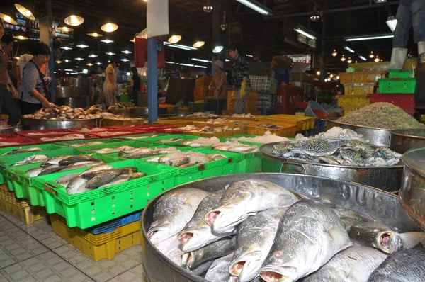 Cidade de Ho Chi Minh, Vietnã - 28 de novembro de 2013: Muitas pescarias em cestas estão esperando para comprar no mercado de frutos do mar por atacado Binh Dien noite, o maior na cidade de Ho Chi Minh, Vietnã — Fotografia de Stock