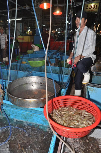 Хо Ши Мин, Вьетнам - 28 ноября 2013 г.: На оптовом рынке морепродуктов Binh Dien, крупнейшем в городе Хошимин, Вьетнам, большое количество рыбного промысла в резервуарах ждут своих покупателей — стоковое фото