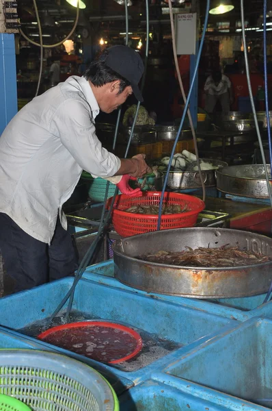 Ho Chi Minh City, Vietnam - 28 de noviembre de 2013: Un montón de pesquerías en tanques están esperando para comprar en el mercado mayorista de mariscos Binh Dien, el más grande de la ciudad de Ho Chi Minh, Vietnam —  Fotos de Stock