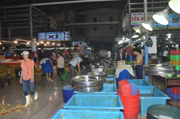 Ho Chi Minh City, Vietnam - 28 de noviembre de 2013: Un montón de pesquerías en tanques están esperando para comprar en el mercado mayorista de mariscos Binh Dien, el más grande de la ciudad de Ho Chi Minh, Vietnam — Foto de Stock