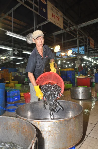 Ho Chi Minh City, Vietnam - Novembre 28, 2013: Un sacco di pesca nei cestini sono in attesa per l'acquisto presso il mercato di pesce notte all'ingrosso Binh Dien, il più grande nella città di Ho Chi Minh, Vietnam — Foto Stock