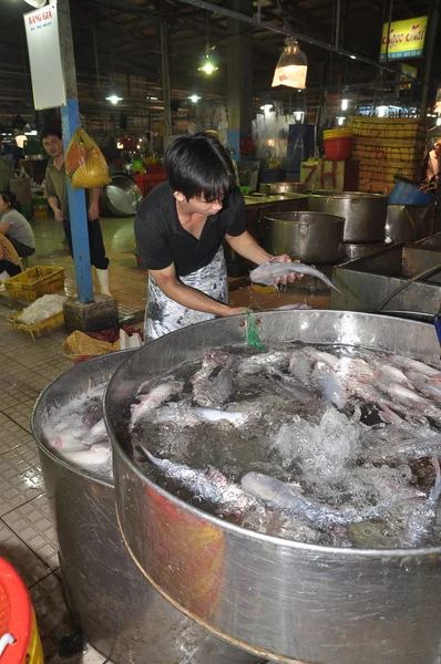 Ho Chi Minh City, Vietnam - 28 de noviembre de 2013: Un montón de pesquerías en tanques están esperando para comprar en el mercado mayorista de mariscos Binh Dien, el más grande de la ciudad de Ho Chi Minh, Vietnam —  Fotos de Stock