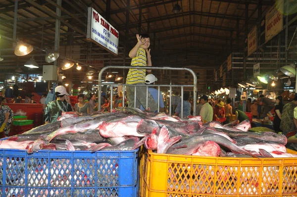 Ho Chi Minh City, Vietnam - 28 de noviembre de 2013: Un montón de pesquerías en cestas están esperando para comprar en el mercado de mariscos nocturnos al por mayor Binh Dien, el más grande de la ciudad de Ho Chi Minh, Vietnam — Foto de Stock