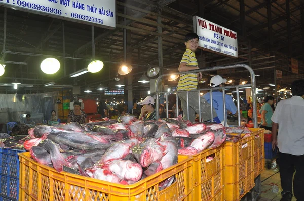 Ho Chi Minh City, Vietnam - 28 de noviembre de 2013: Un montón de pesquerías en cestas están esperando para comprar en el mercado de mariscos nocturnos al por mayor Binh Dien, el más grande de la ciudad de Ho Chi Minh, Vietnam — Foto de Stock