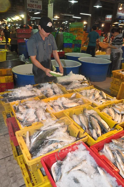 Ho chi minh city, vietnam - 28. November 2013: Viele Fische in Körben warten auf dem binh dien Großmarkt für Meeresfrüchte, dem größten in ho chi minh city, vietnam — Stockfoto
