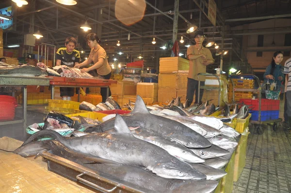 Ho Chi Minh City, Vietnam - 28 de noviembre de 2013: Los tiburones esperan comprar en el mercado de mariscos nocturno al por mayor Binh Dien, el más grande de la ciudad de Ho Chi Minh, Vietnam —  Fotos de Stock