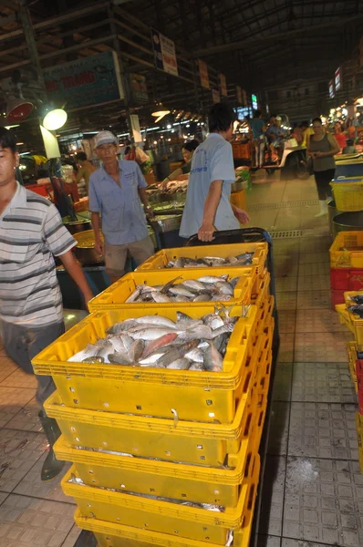 Ho Chi Minh City, Vietnam - Novembre 28, 2013: Un sacco di pesca nei cestini sono in attesa per l'acquisto presso il mercato di pesce notte all'ingrosso Binh Dien, il più grande nella città di Ho Chi Minh, Vietnam — Foto Stock