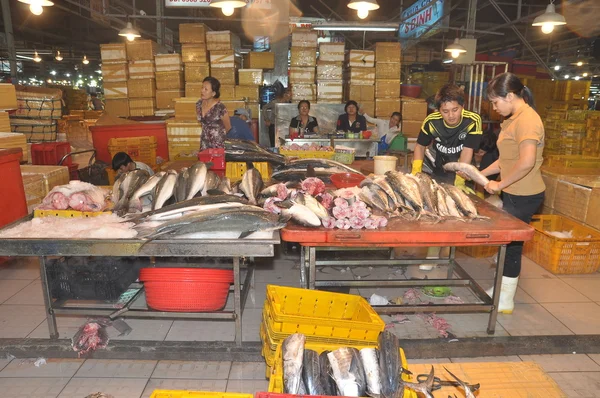 Miasta Ho Chi Minh, Wietnam - 28 listopada 2013: Mnóstwo rybołówstwa w kosze czekają na zakup na rynku seafood hurtownia noc Binh Dien, największym w Ho Chi Minh, Wietnam — Zdjęcie stockowe