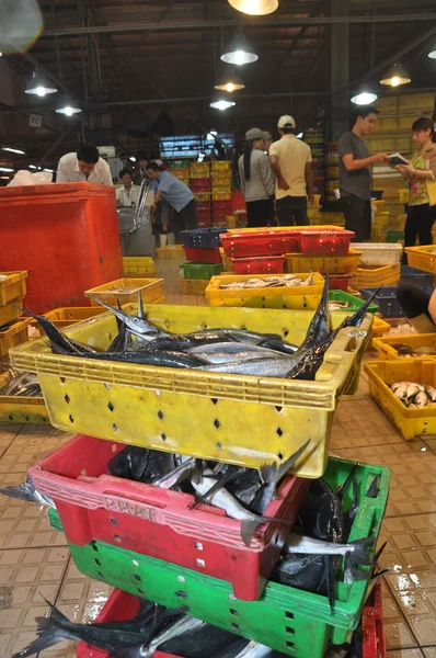 Ho Chi Minh City, Vietnam - November 28, 2013: Plenty of fisheries in baskets are waiting for purchasing at the Binh Dien wholesale night seafood market, the biggest one in Ho Chi Minh city, Vietnam — Stock Photo, Image
