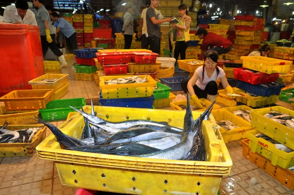 Ho chi minh city, vietnam - 28. November 2013: Viele Fische in Körben warten auf dem binh dien Großmarkt für Meeresfrüchte, dem größten in ho chi minh city, vietnam — Stockfoto