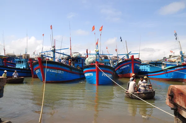 Phu Yen, Vietnam - 28 de febrero de 2012: Los barcos pesqueros locales atracan en el puerto de Tuy Hoa — Foto de Stock