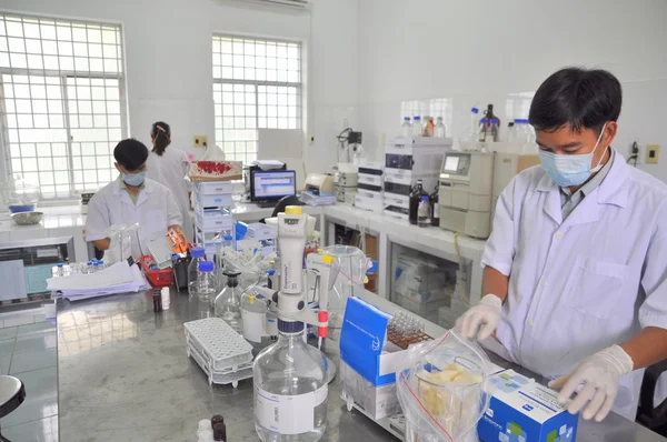 Can Tho, Vietnam - 1 de julio de 2011: Probando la calidad de los alimentos y mariscos para la exportación en un laboratorio en Vietnam — Foto de Stock