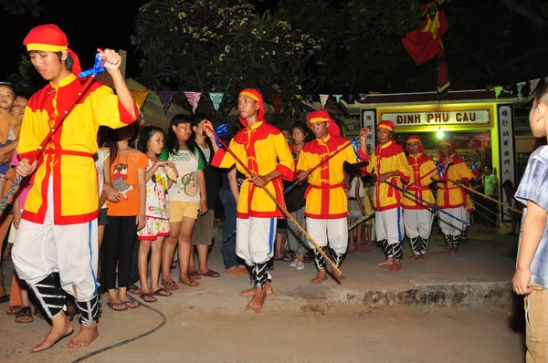 Phu Yen, Vietnam - 30 de marzo de 2014: Festival de Cau Ngu en Vietnam, que también se llama festival de ballenas, es el mayor festival para los pescadores que demandan aire sin viento mar y suerte en la pesca — Foto de Stock