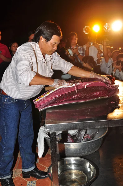 Phu Yen, Vietnam - 1 aprile 2014: Un esperto sta eseguendo tecniche di filetto di tonno al Vietnam festival di frutti di mare nella città di Tuy Hoa — Foto Stock