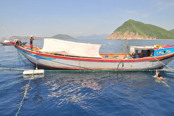 Nha Trang, Vietnam - 4 de mayo de 2012: Barcos pesqueros se preparan para arrastrar en el mar de la bahía de Nha Trang en Vietnam — Foto de Stock