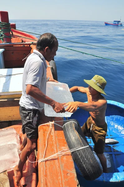 Nha Trang, Vietnam - May 4, 2012: Transferring supplements from land to fishing boats in the sea of Nha Trang bay — Stock Photo, Image