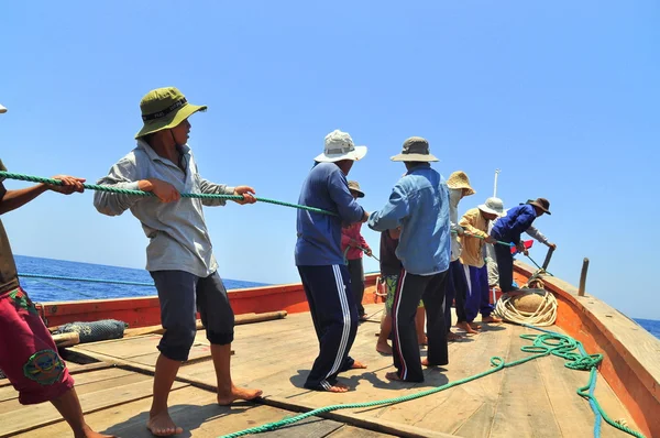 NHA TRANG, VIETNAM - 5 DE MAYO DE 2012: Los pescadores están capturando atún con una red de arrastre . — Foto de Stock