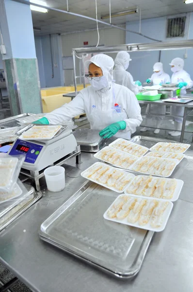 Cidade de Ho Chi Minh, Vietnã - 3 de outubro de 2011: Produtos acabados de frutos do mar são preparados para pesagem e embalagem a vácuo em uma fábrica de frutos do mar no Vietnã — Fotografia de Stock