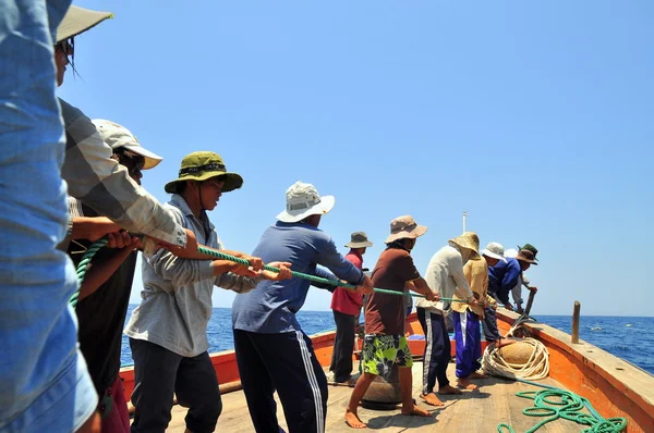 Nha Trang, Vietnam - May 5, 2012: Fishermen are catching tuna with a trawl net. — Stock Photo, Image