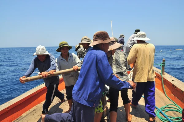 Nha Trang, Vietnam - 5 Mayıs 2012: Balıkçılar ton balığı, deniz Nha Trang Vietnam'da defne için trol