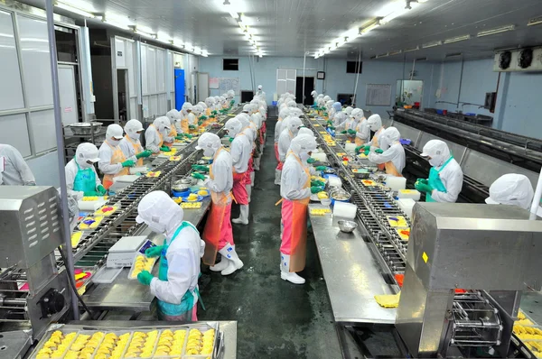 Ho Chi Minh city, Vietnam - October 3, 2011: Workers are working hard on a production line in a seafood factory in Ho Chi Minh city, Vietnam — Stock Photo, Image