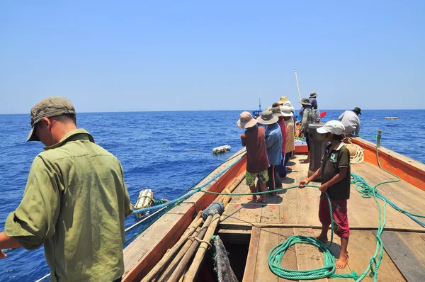 NHA TRANG, VIETNAM - 5 DE MAYO DE 2012: Los pescadores están capturando atún con una red de arrastre . —  Fotos de Stock
