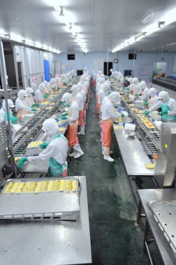 Ho Chi Minh city, Vietnam - 3 Ekim 2011: işçiler çok Ho Chi Minh city, Vietnam bir deniz ürünleri fabrikasında üretim hattı üzerinde çalışıyoruz