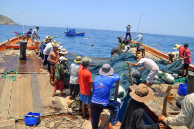 Nha Trang, Vietnam - 5 Mayıs 2012: Balıkçılar ton balığı, deniz Nha Trang Vietnam'da defne için trol