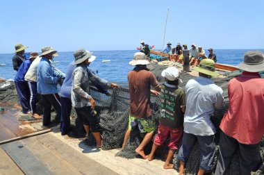 Nha Trang, Vietnam - 5 Mayıs 2012: Balıkçılar ton balığı, deniz Nha Trang Vietnam'da defne için trol