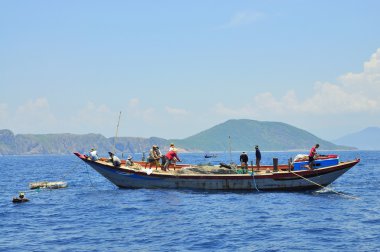 Nha Trang, Vietnam - 5 Mayıs 2012: Balıkçılar ton balığı, deniz Nha Trang Vietnam'da defne için trol