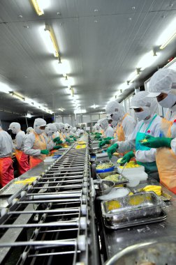 Ho Chi Minh city, Vietnam - 3 Ekim 2011: işçiler çok Ho Chi Minh city, Vietnam bir deniz ürünleri fabrikasında üretim hattı üzerinde çalışıyoruz