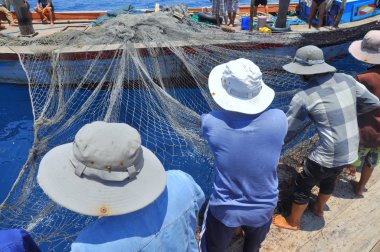 Nha Trang, Vietnam - 5 Mayıs 2012: Balıkçılar ton balığı, deniz Nha Trang Vietnam'da defne için trol