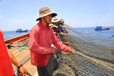 Nha Trang, Vietnam - 5 Mayıs 2012: Balıkçılar ton balığı, deniz Nha Trang Vietnam'da defne için trol