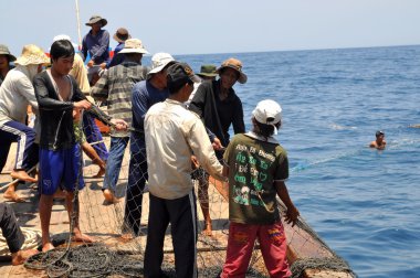 Nha Trang, Vietnam - 5 Mayıs 2012: Balıkçılar ton balığı, deniz Nha Trang Vietnam'da defne için trol