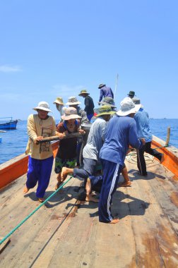 Nha Trang, Vietnam - 5 Mayıs 2012: Balıkçılar ton balığı, deniz Nha Trang Vietnam'da defne için trol