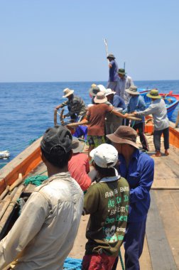 Nha Trang, Vietnam - 5 Mayıs 2012: Balıkçılar ton balığı, deniz Nha Trang Vietnam'da defne için trol