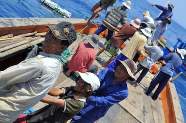 Nha Trang, Vietnam - 5 Mayıs 2012: Balıkçılar ton balığı, deniz Nha Trang Vietnam'da defne için trol
