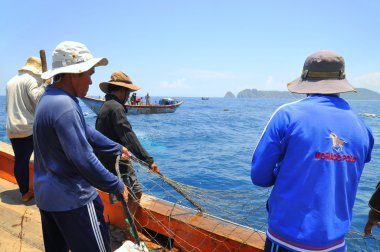 Nha Trang, Vietnam - 5 Mayıs 2012: Balıkçılar ton balığı, deniz Nha Trang Vietnam'da defne için trol