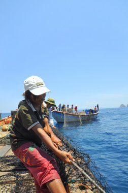 Nha Trang, Vietnam - 5 Mayıs 2012: Balıkçılar ton balığı, deniz Nha Trang Vietnam'da defne için trol