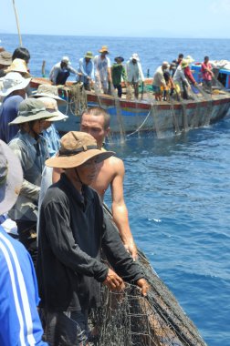 Nha Trang, Vietnam - 5 Mayıs 2012: Balıkçılar ton balığı, deniz Nha Trang Vietnam'da defne için trol