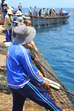 Nha Trang, Vietnam - 5 Mayıs 2012: Balıkçılar ton balığı, deniz Nha Trang Vietnam'da defne için trol