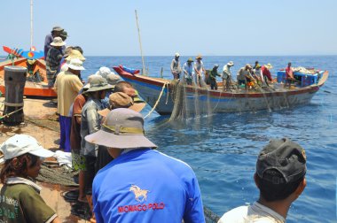 Nha Trang, Vietnam - 5 Mayıs 2012: Balıkçılar ton balığı, deniz Nha Trang Vietnam'da defne için trol