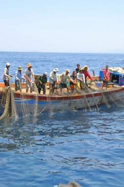 Nha Trang, Vietnam - 5 Mayıs 2012: Balıkçılar ton balığı, deniz Nha Trang Vietnam'da defne için trol