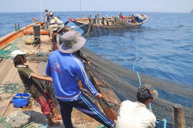 Nha Trang, Vietnam - 5 Mayıs 2012: Balıkçılar ton balığı, deniz Nha Trang Vietnam'da defne için trol
