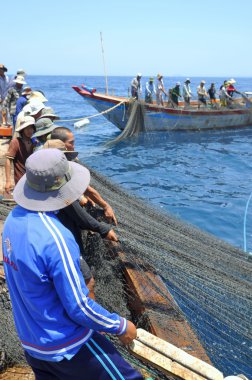 Nha Trang, Vietnam - 5 Mayıs 2012: Balıkçılar ton balığı, deniz Nha Trang Vietnam'da defne için trol
